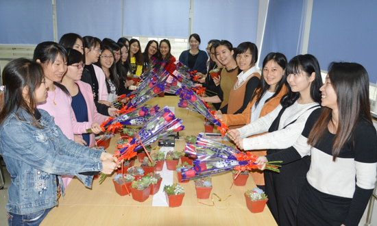 聽說在女神節(jié)，花朵和女神更配哦